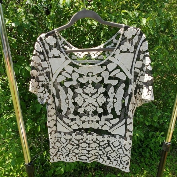 Miami white embroidered design on black mesh - Picture 2 of 9